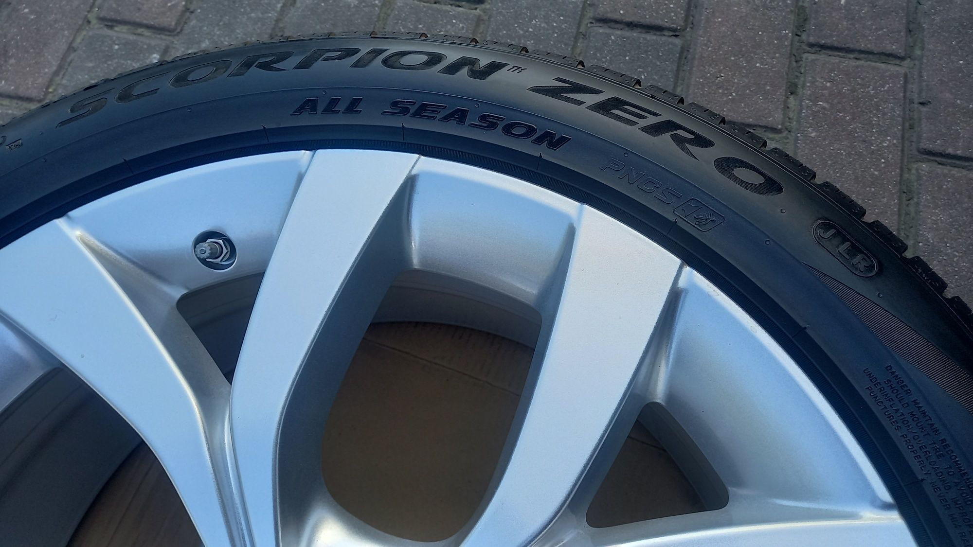 Koła Demo Land Rover Evoque 20" 8J ET 40 5x108 235/50 R20 4szt