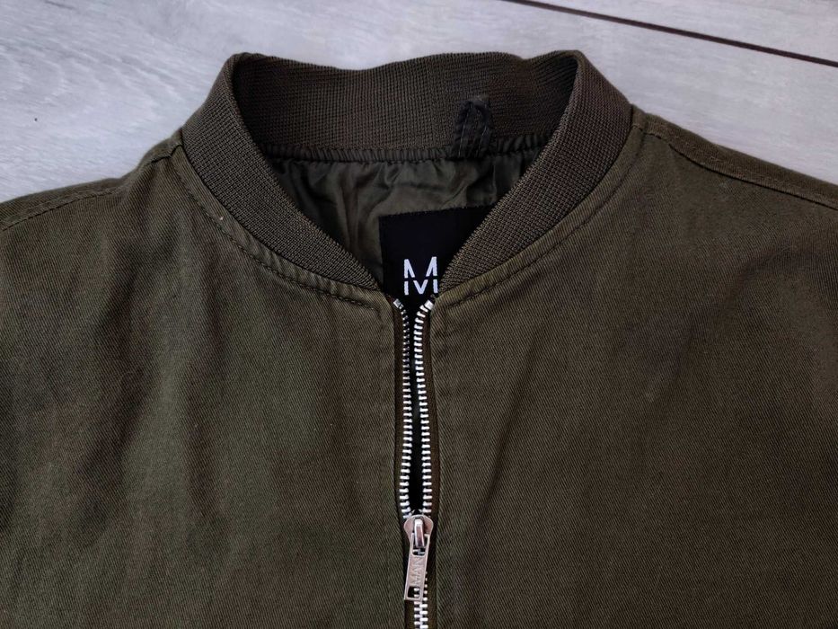 Якісна чоловіча зелена куртка бомбер з кишенями хакі Boohoo s р