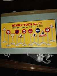 Caixa com 5 sinais trânsito da Dinky Toys