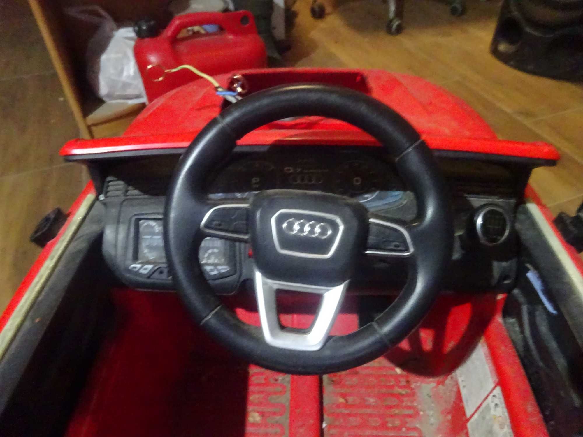 samochód osobowy do naprawy na akumulator czerwone Audi dla dziecka