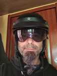 Kask z chowaną przyciemnianą przysłoną