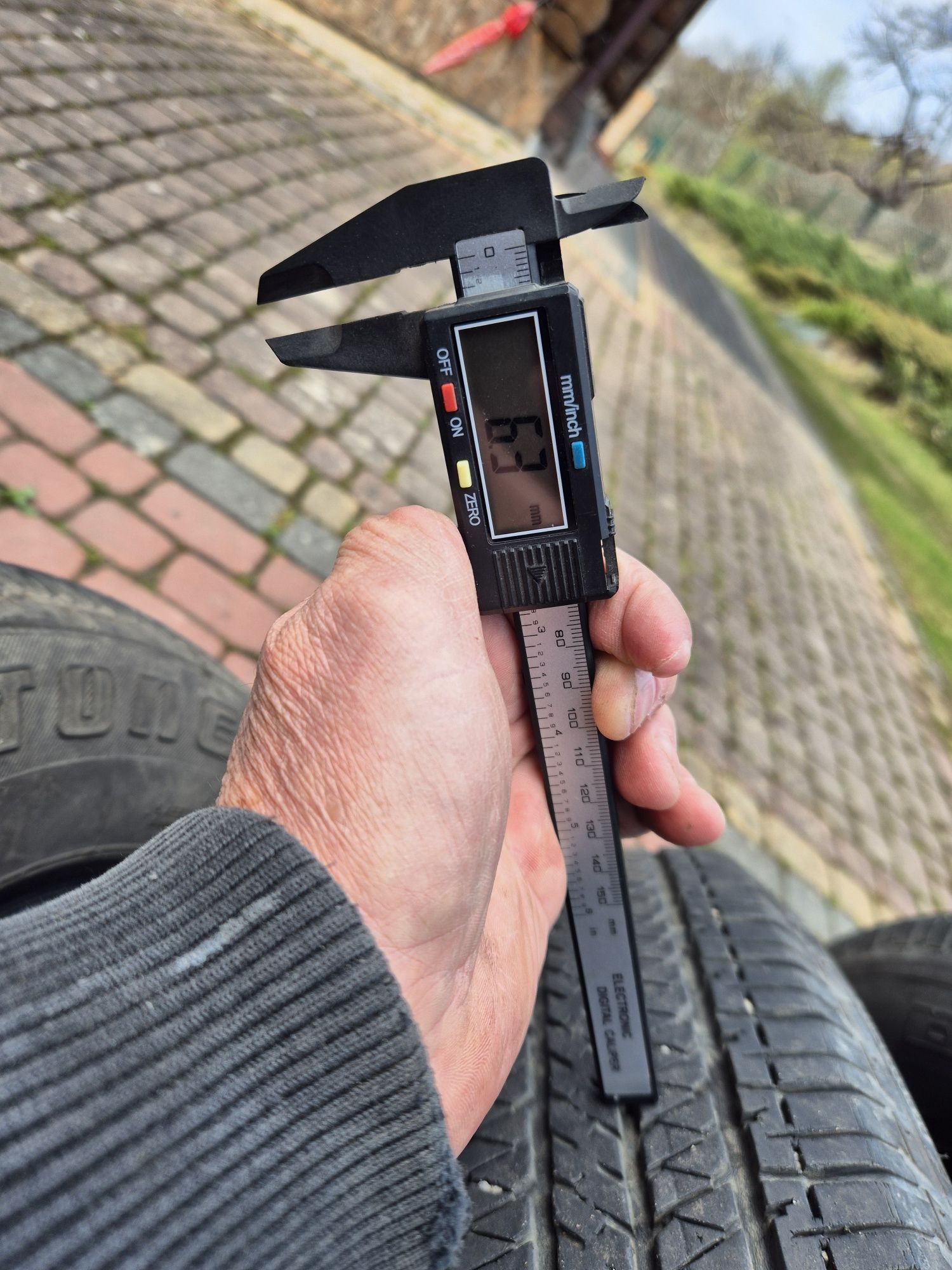 Opony Bridgestone  używane w bardzo dobrym stanie . Bieżnik 6 mm