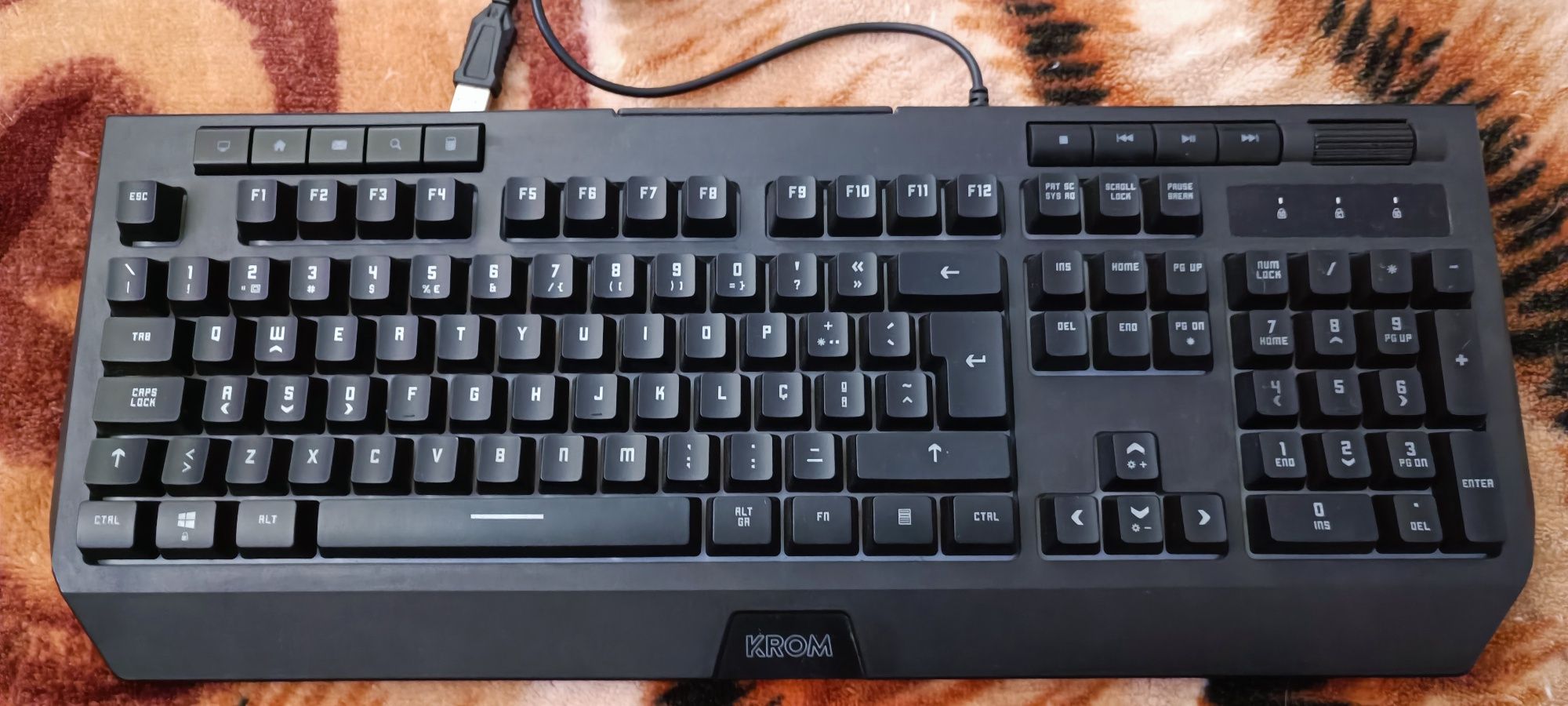 Teclado RGB com efeito arco íris em movimento, Portugues