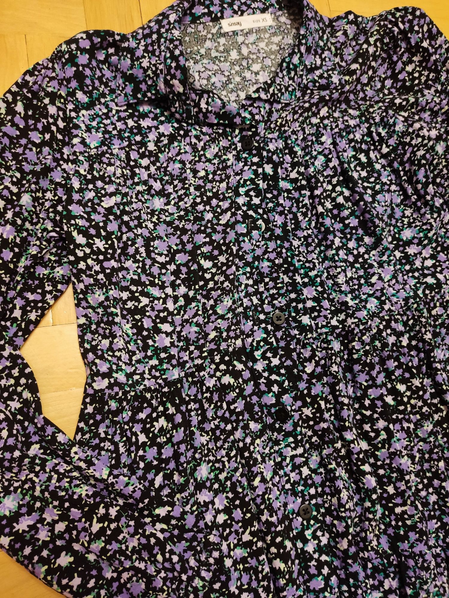 Czarna sukienka w fioletowe kwiaty drobny wzorek rozpinana Sinsay