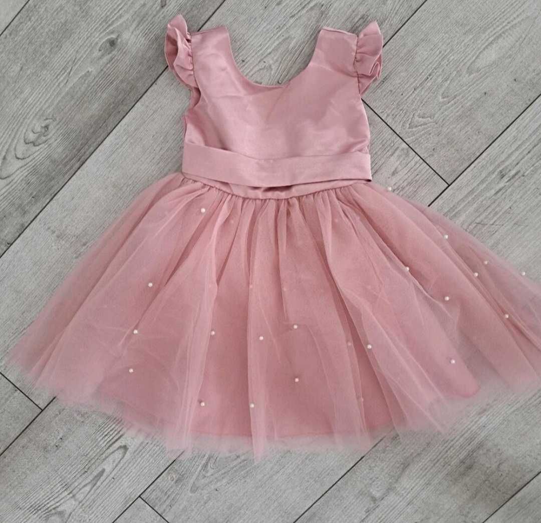 Elegancka sukienka w stylu księżniczki z tiulu z falbankami