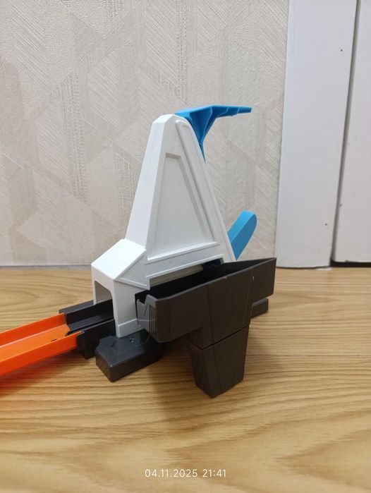 Трек Hot Wheels Track Builder: Петля з прискорювачем!