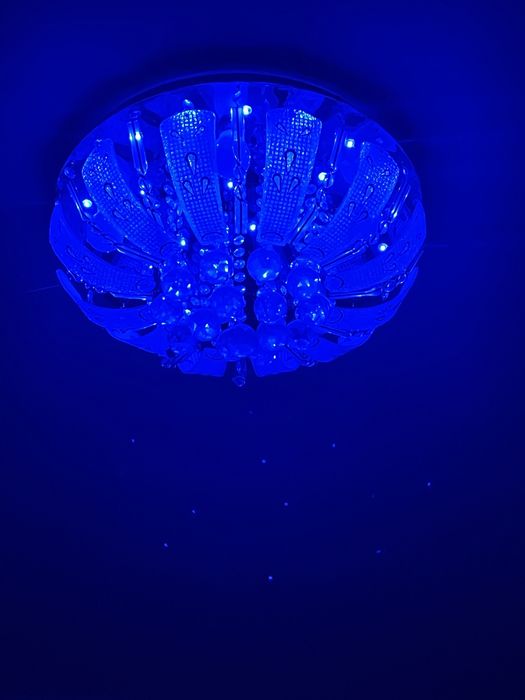 Продам люстру