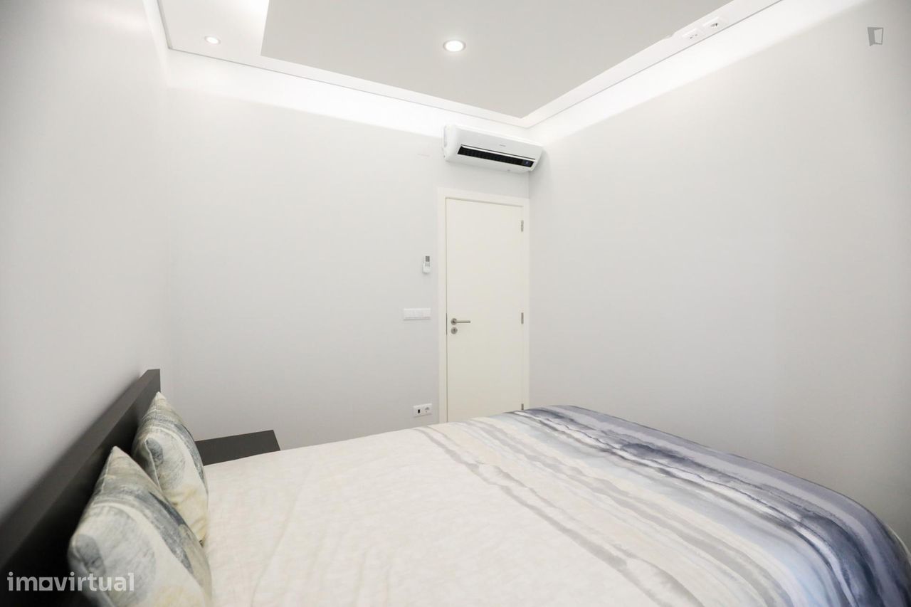 634970 - Quarto com cama de casal e varanda em...