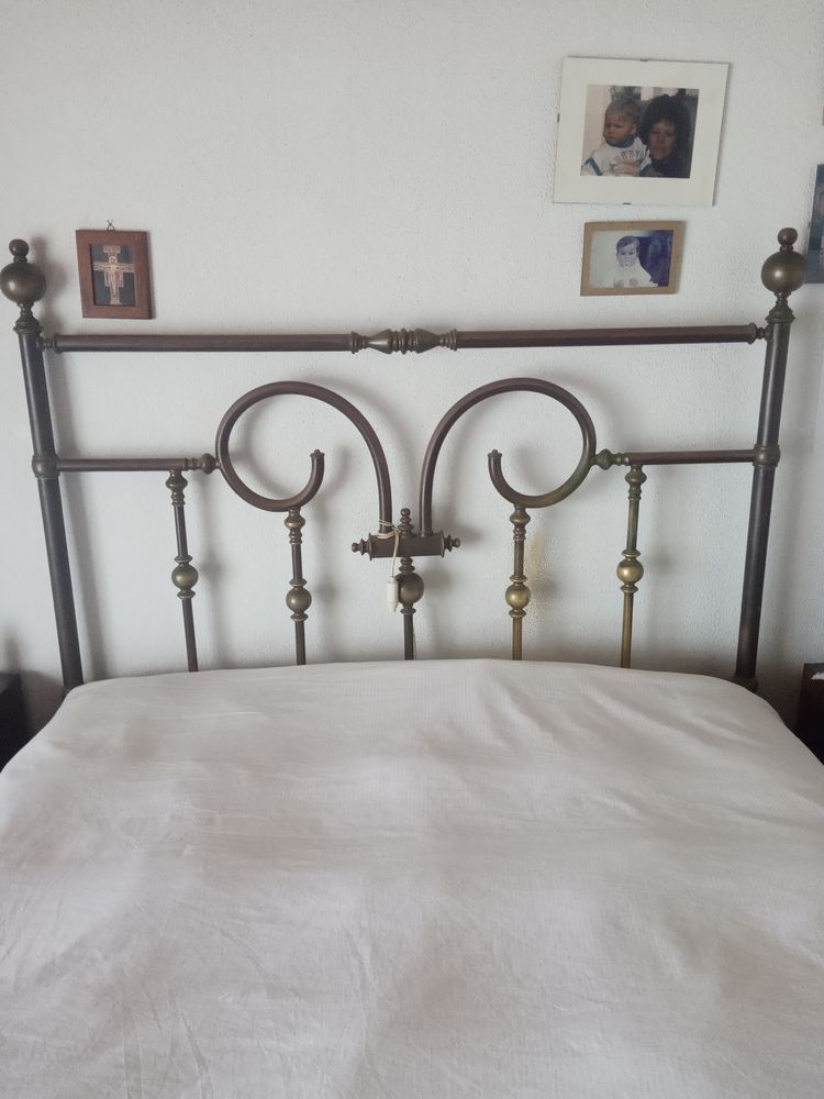 Cama de casal em latão maciso e em tubo. Sem colchao.   Nao entregamos