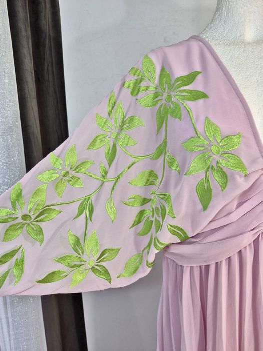 Cudna liliowa plisowana sukienka ze zdobioną górą w zielone kwiaty XXL