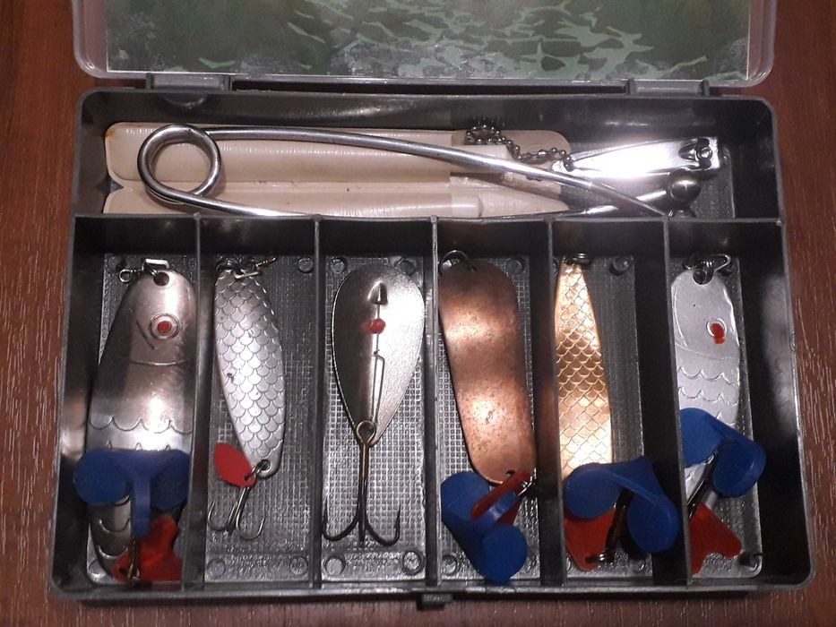 Все для рибалки, органайзер, наживка, леска, кормушки.