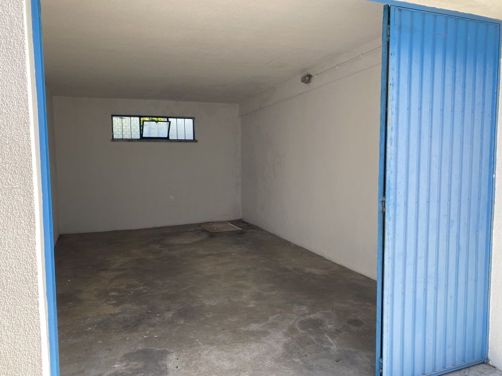Arrenda-se garagem de rua no Pinhal Novo