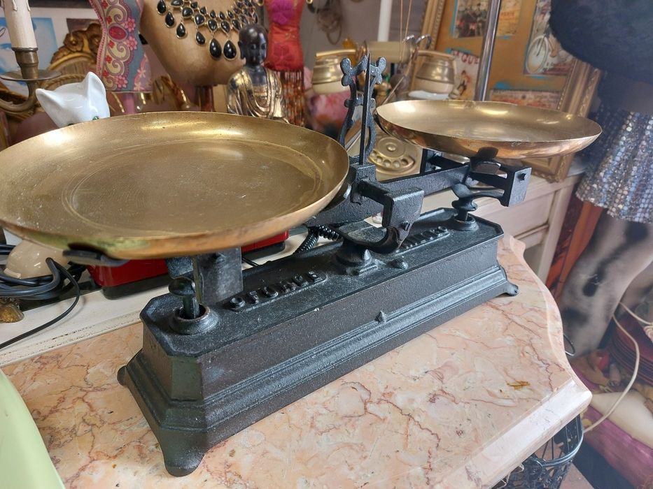 Antiga balança em ferro fundido e latão 5kg 

Balança mecânica, c