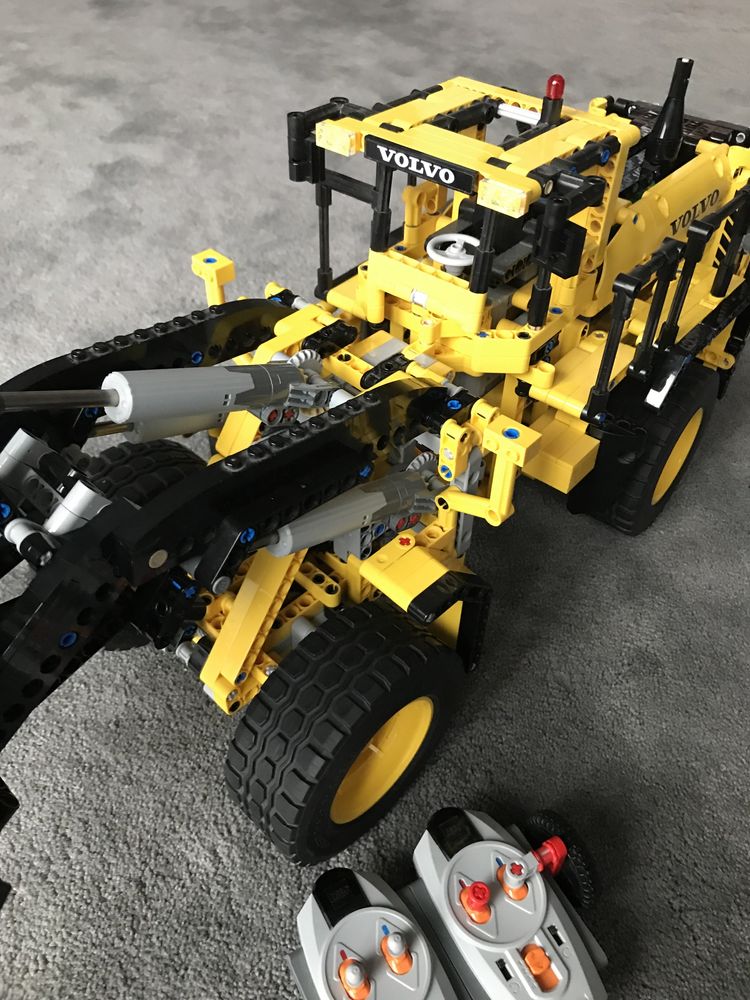 LEGO Technic 42030 ładowarka Volvo L350F Wheel Loader.