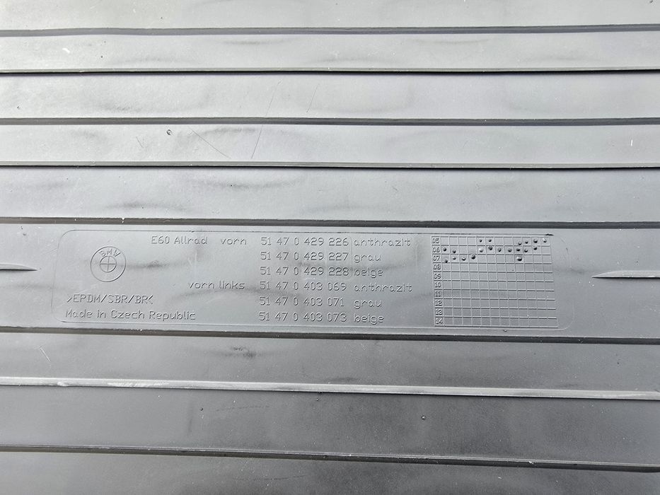 Dywaniki materiałowo- gumowe e60 przód