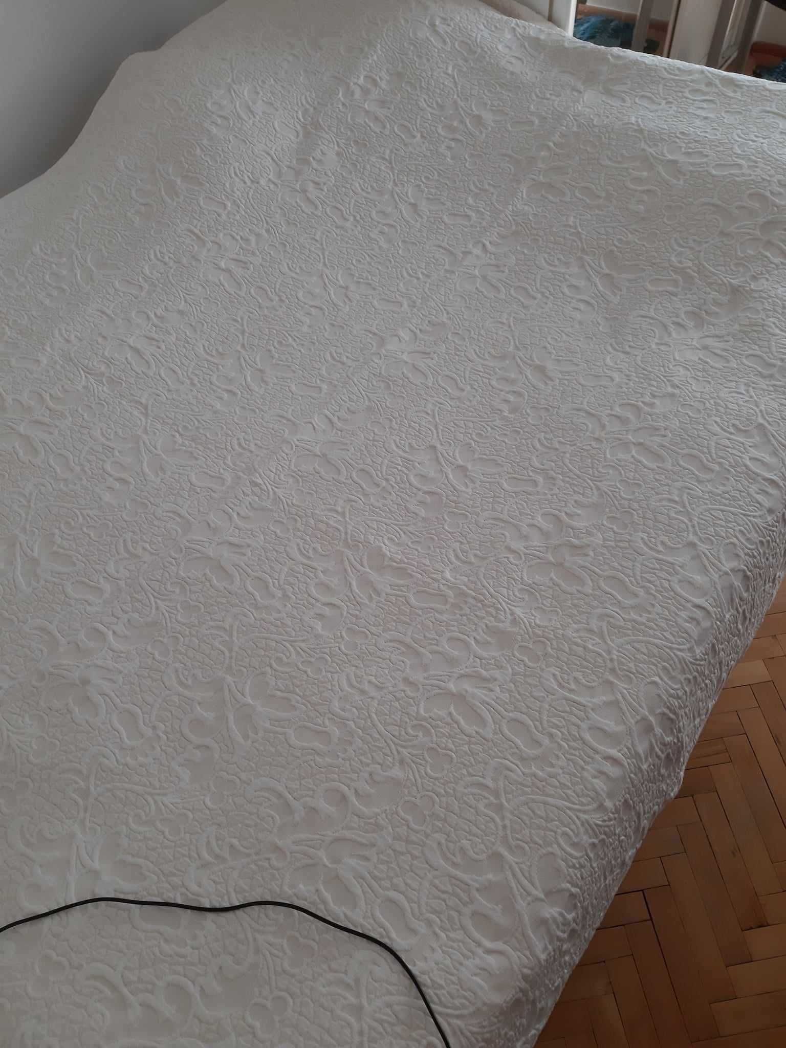 Piękna bawełniana narzuta z wytłaczanym wzorem 156x245 cm