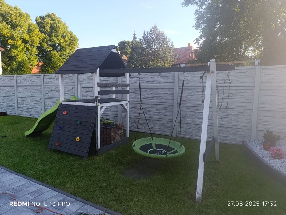 Plac zabaw z domkiem
