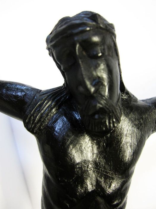 antiga escultura de Cristo esculpida em Pau Santo