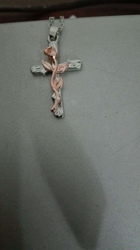 Crucifixo(com flor) e fio banhado  a Ouro