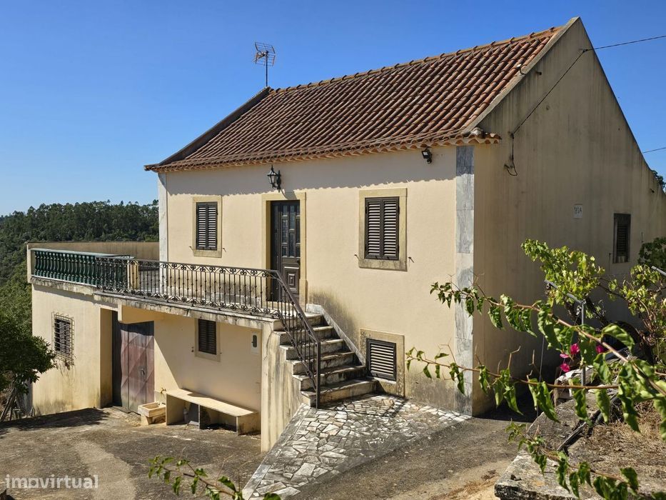 Moradia antiga com terreno, furo de agua e painéis solares aquecimento