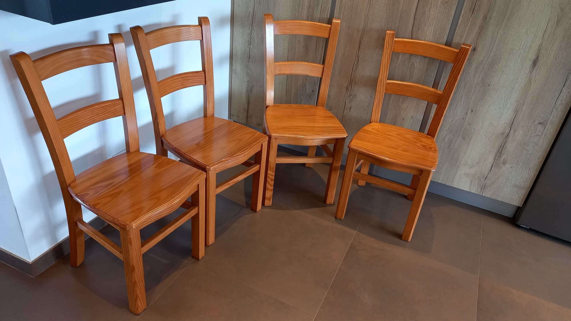 Conjunto mesa redonda com cadeiras