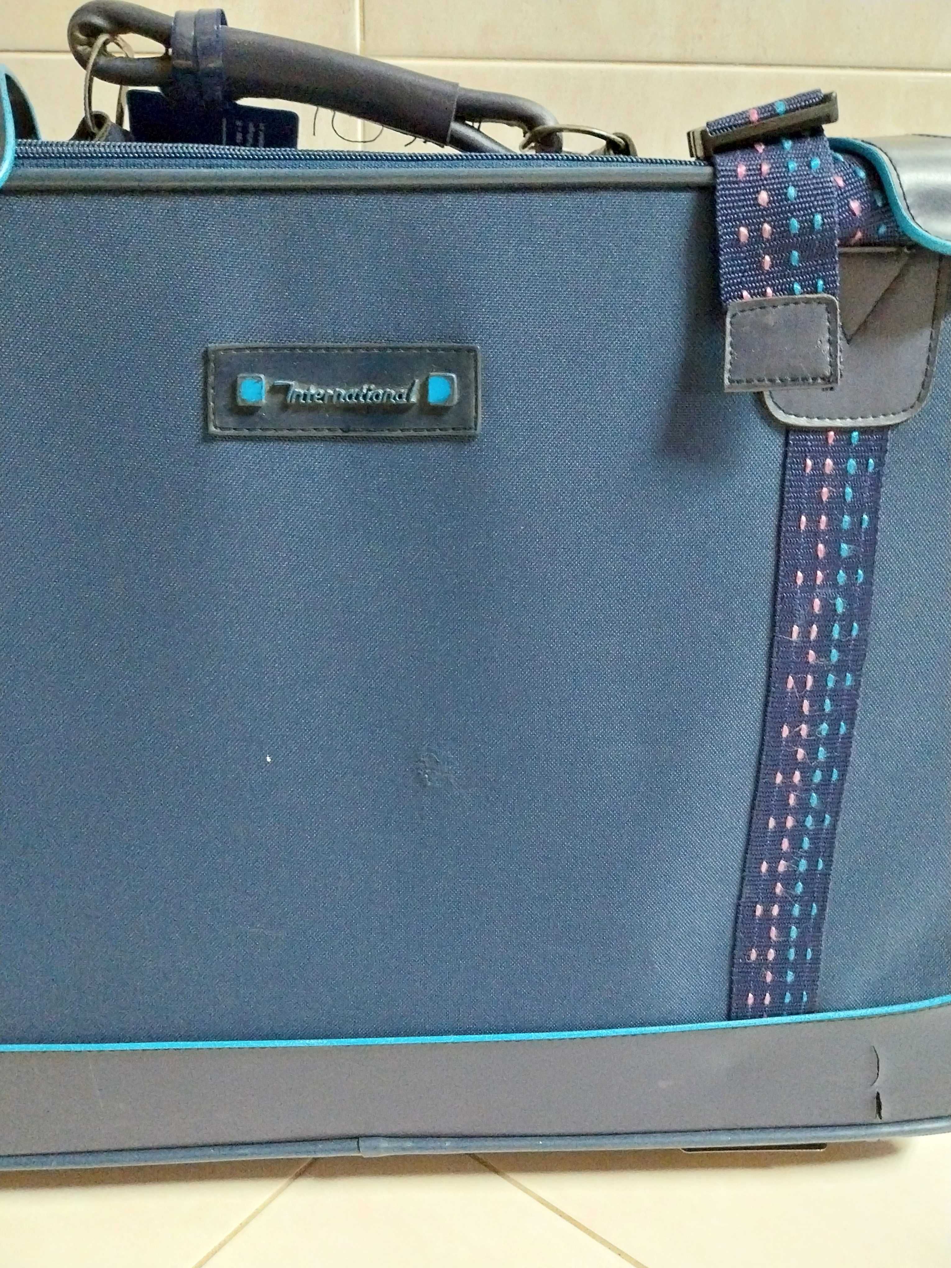Mala de viagem Azul, com rodas, em muito bom estado. International