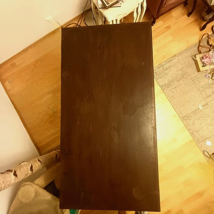 Przedwojenna komoda w dobrym stanie z rzeźbieniami