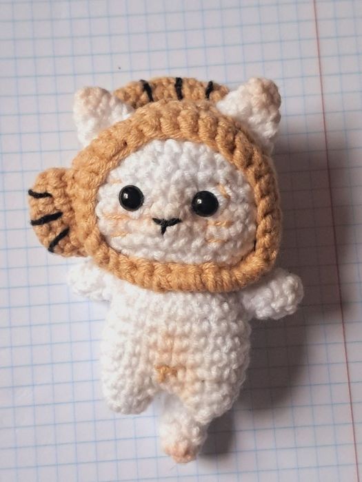 Котик брелок в'язаний