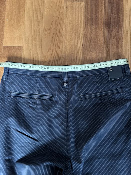 Męskie spodnie w prążki