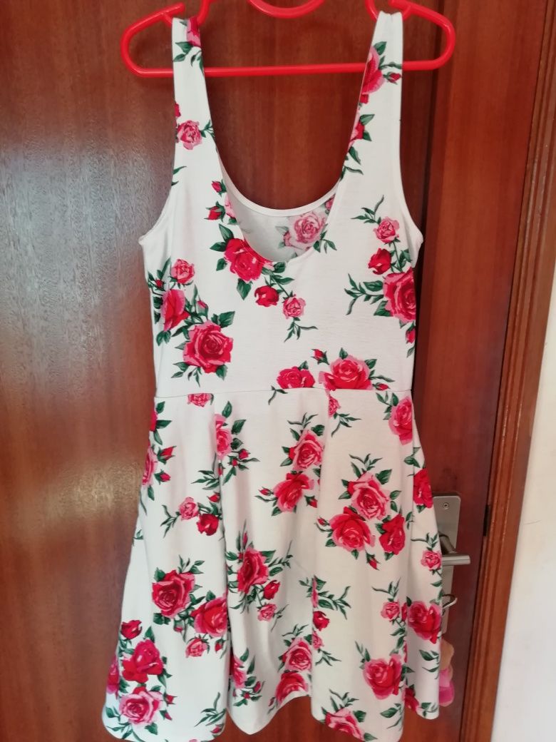 Vestido H&M, e macacão xadres.