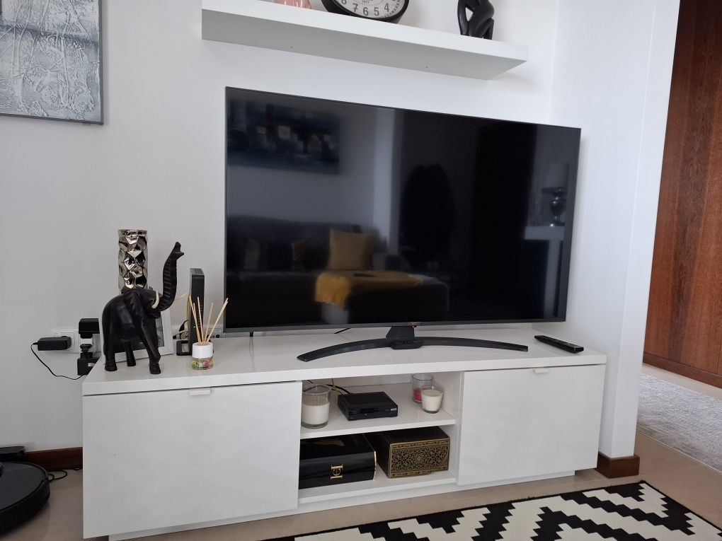 Aparador branco de TV