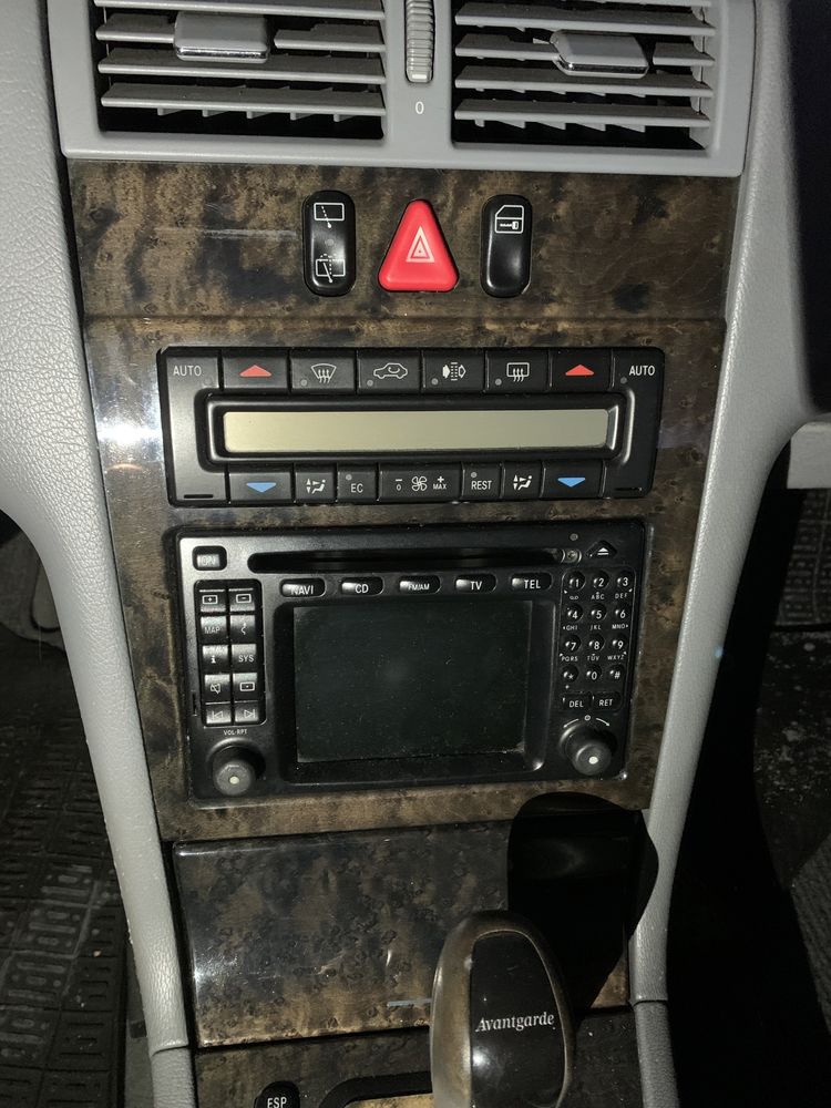 Mercedes E W210 Nawigacja Command Monitor Dekory