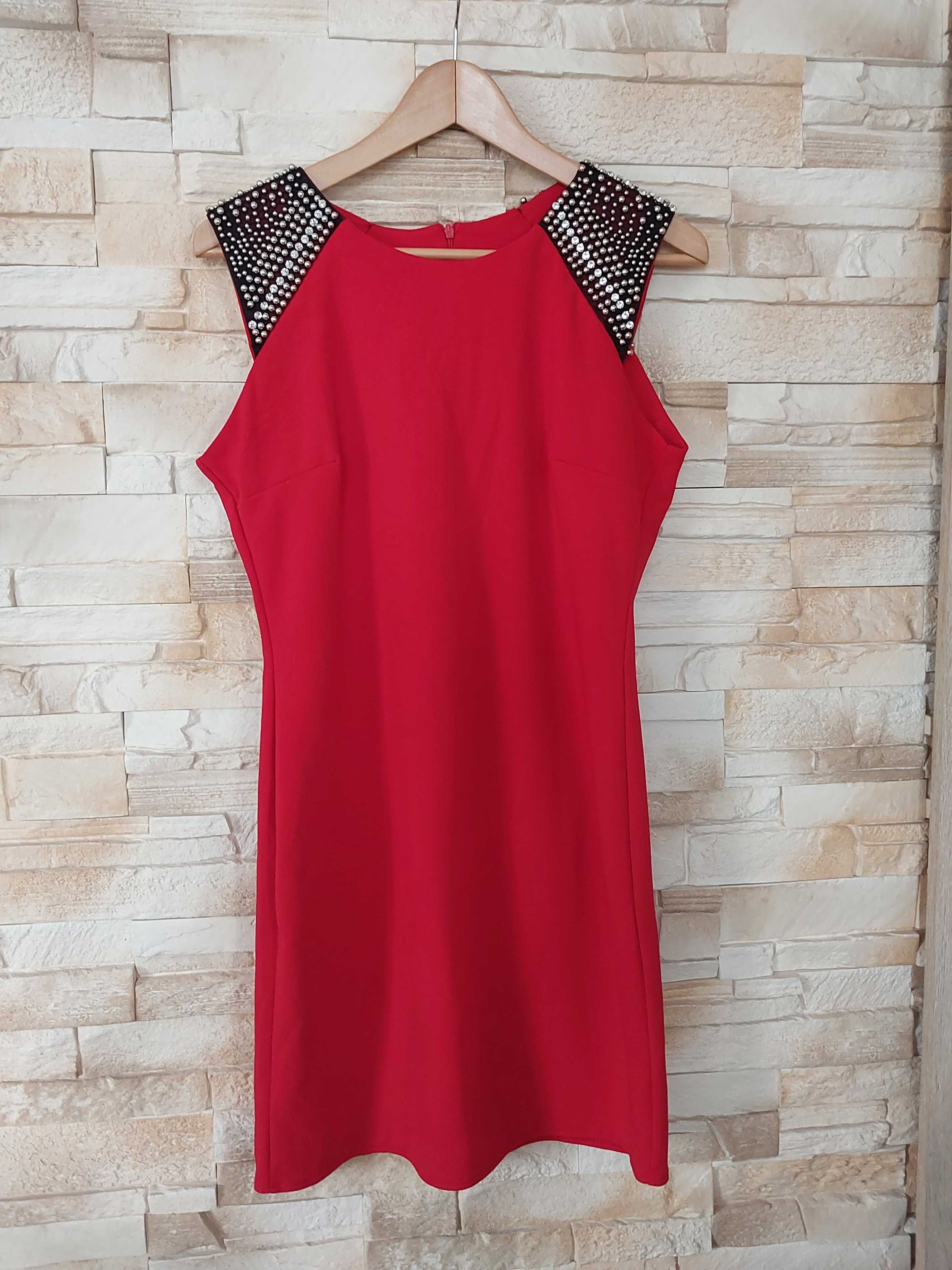 Czerwona sukienka w rozmiarze M