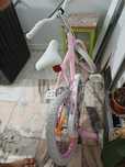 Bicicleta de criança rosa e branco