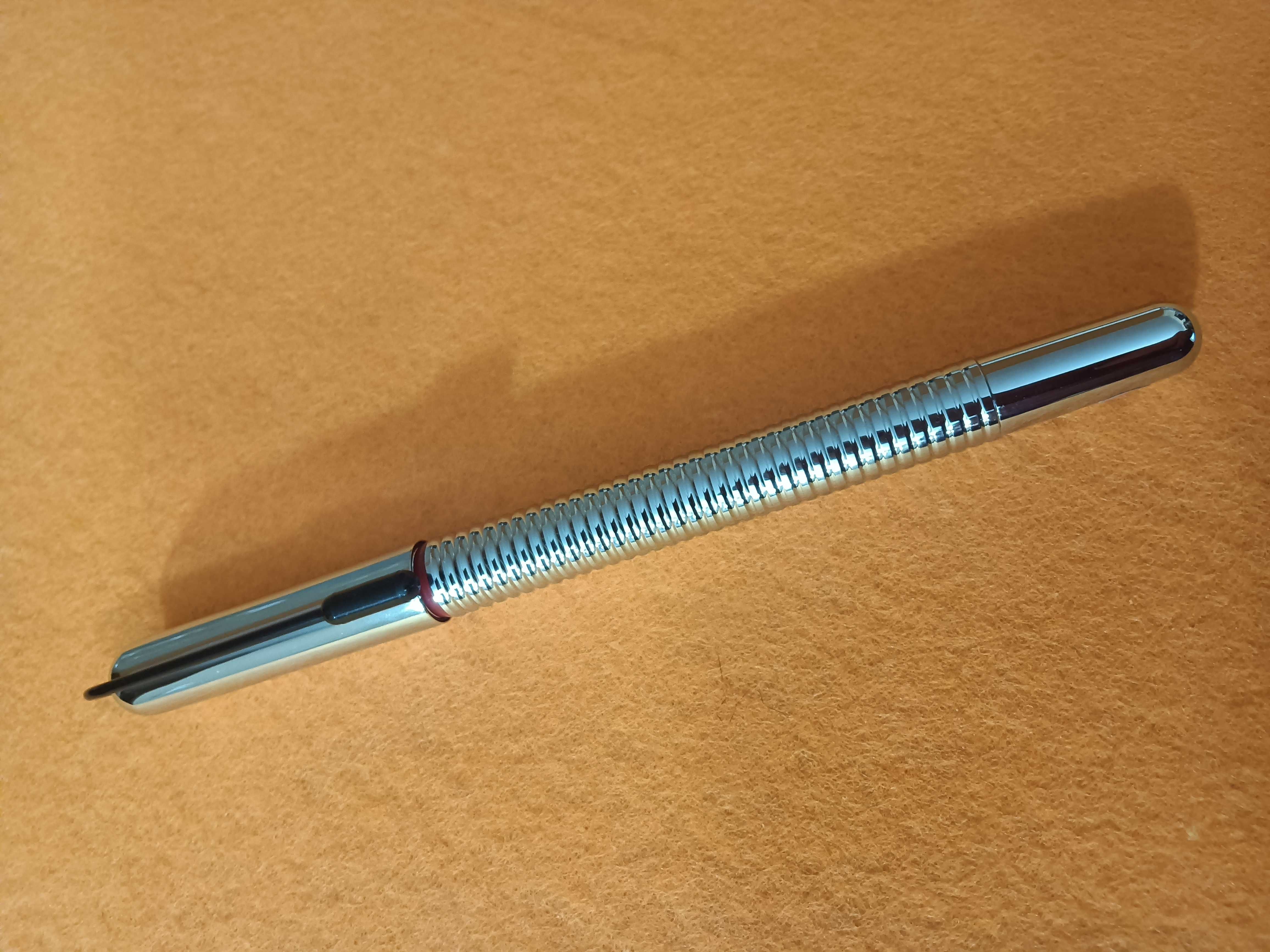 Caneta Rotring 900 de aparo toda metálica