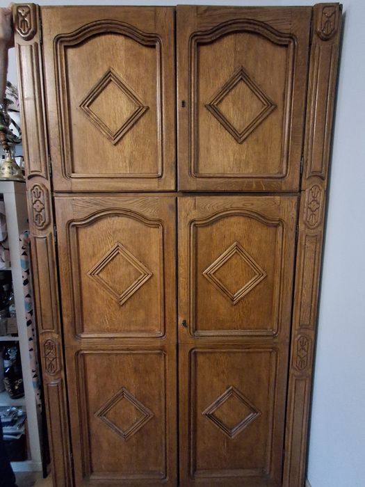 Stara drewniana szafa ozdobna