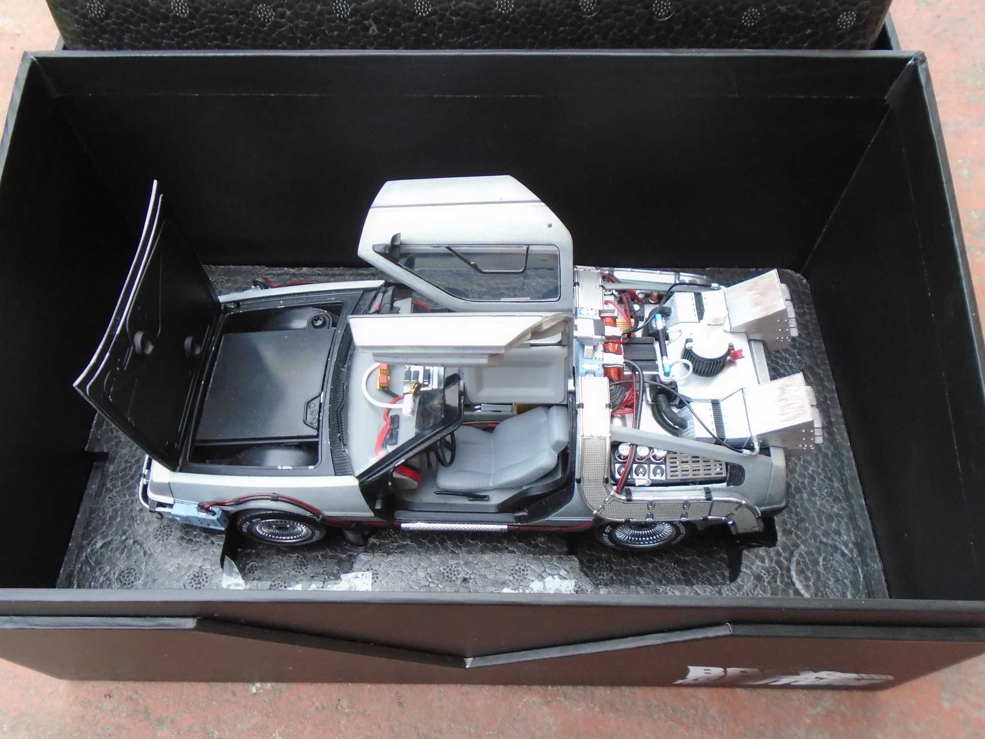 DeLorean DMC-12 Back To The Future Hot Wheels Premium 1:18