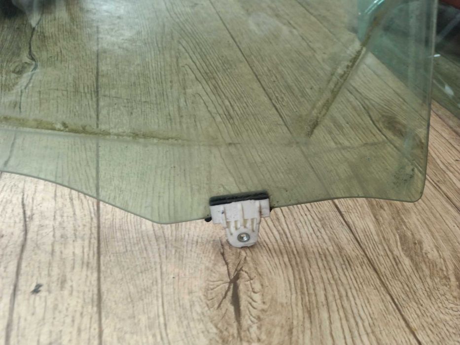 Szyba drzwi opuszczana PRAWA do Nissan CABSTAR z 2008roku model 07-14