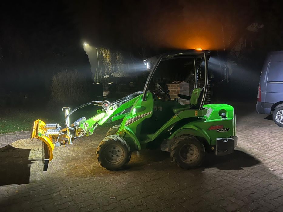 Odśnieżanie pługiem podjazdów parkingów chodników Poznań i okolice