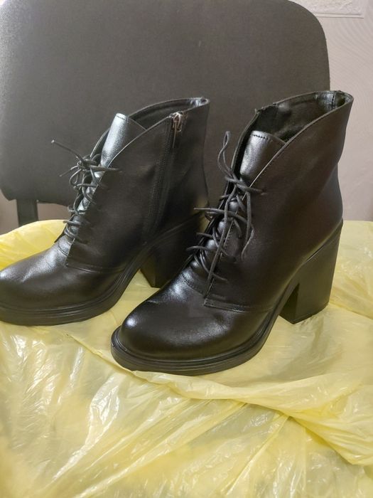 Чорні шкіряні черевики, 38 розмір