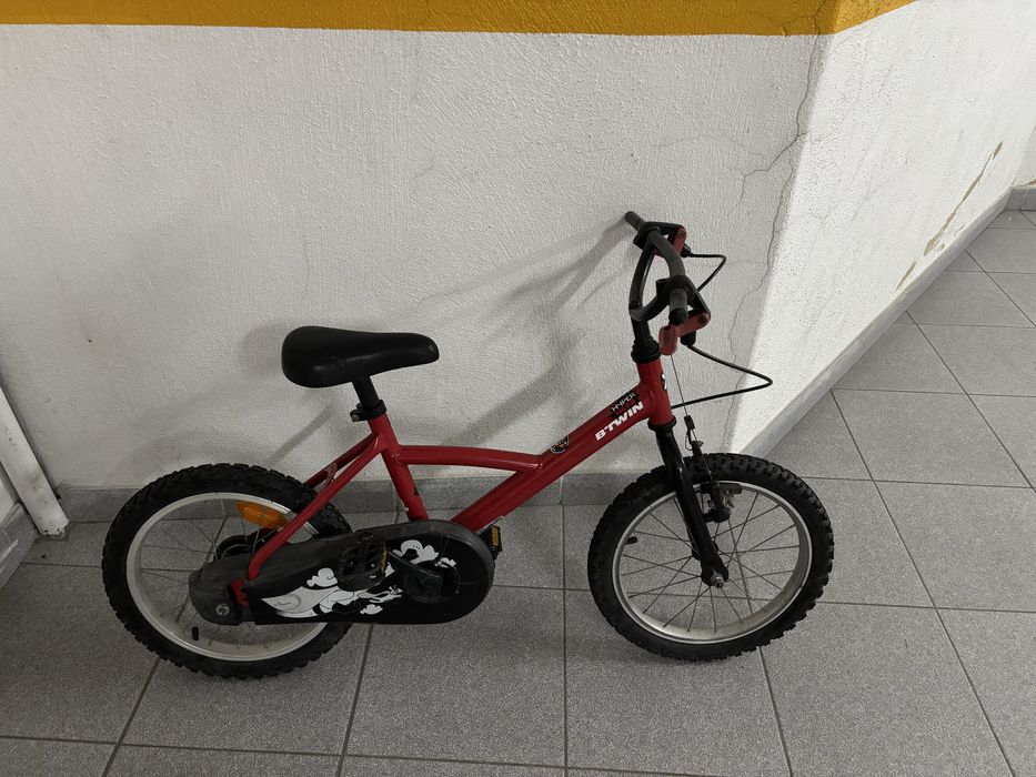 Bicicleta de criança vermelha