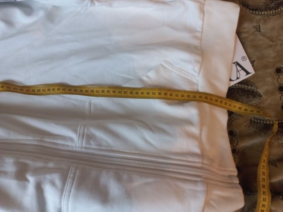 Стильниа зіпка-худі з лампасами та накладними кишенями на рукавах.