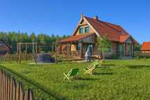 Dom domek na Mazurach nad jeziorem ogrodzony balia jacuzzi sauna