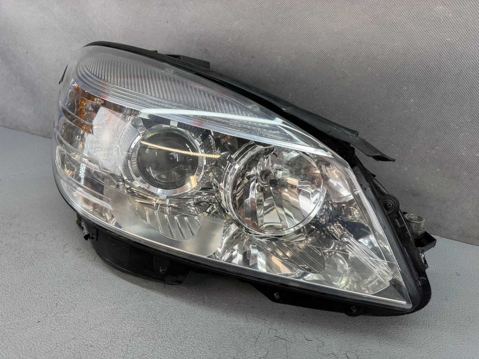 Mercedes C W204 Lampa Przód Przednia Prawa H7 Europa IGŁA