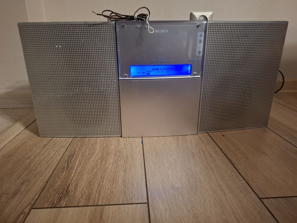 Wierza sony wisząca zmieniarką 5 płyt.