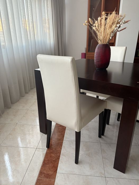 Mesa de madeira + 4 cadeiras