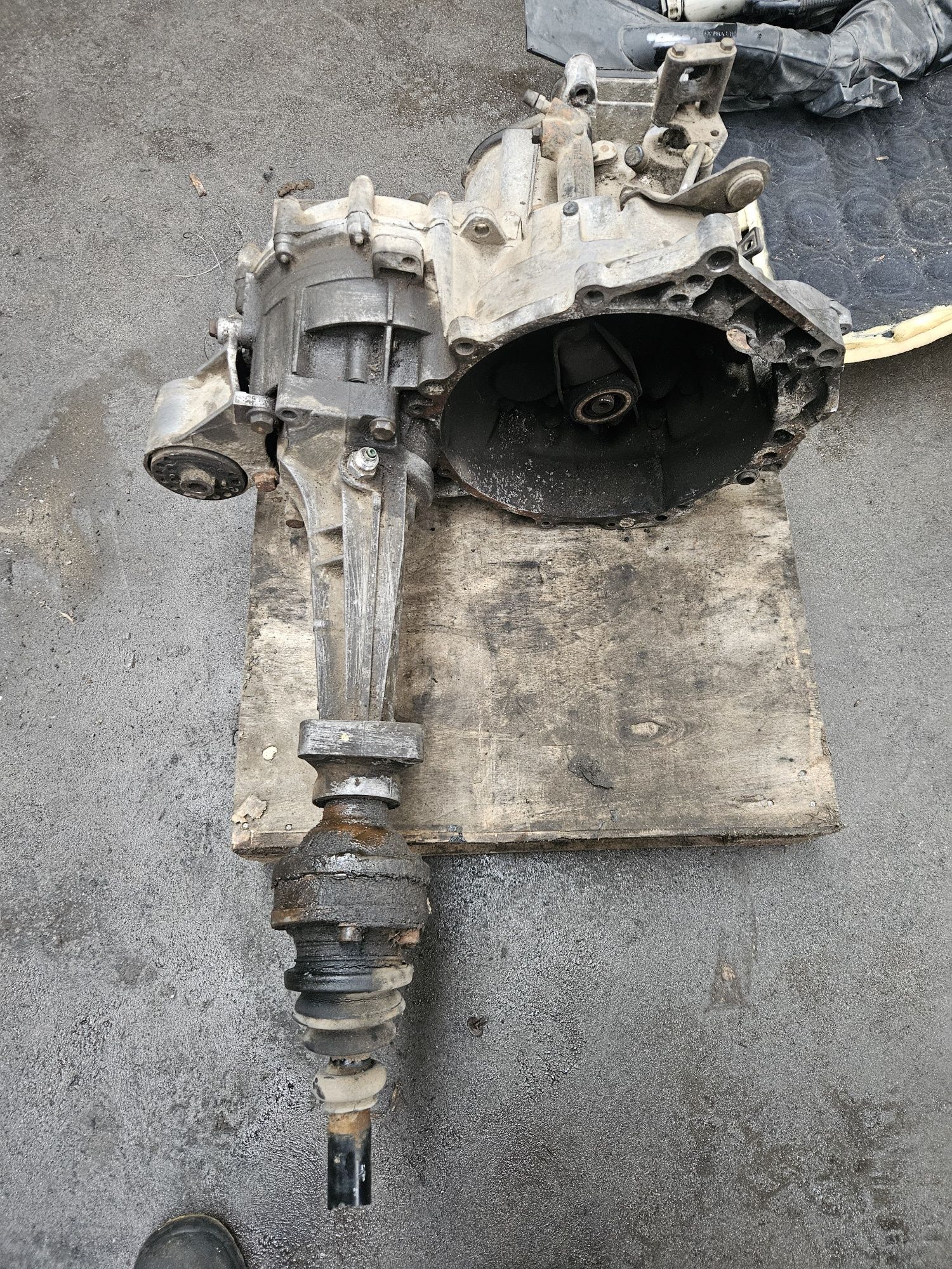 Skrzynia biegów VW T4 2.4D oznaczenie.CRN