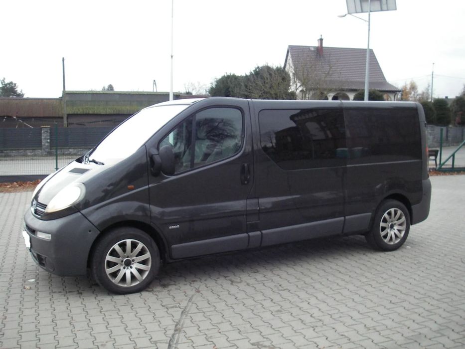 Opel Vivaro  2,5 DTI 5-6-cio osobowa LONG brygadówka klima NAVI kamera cofania hak