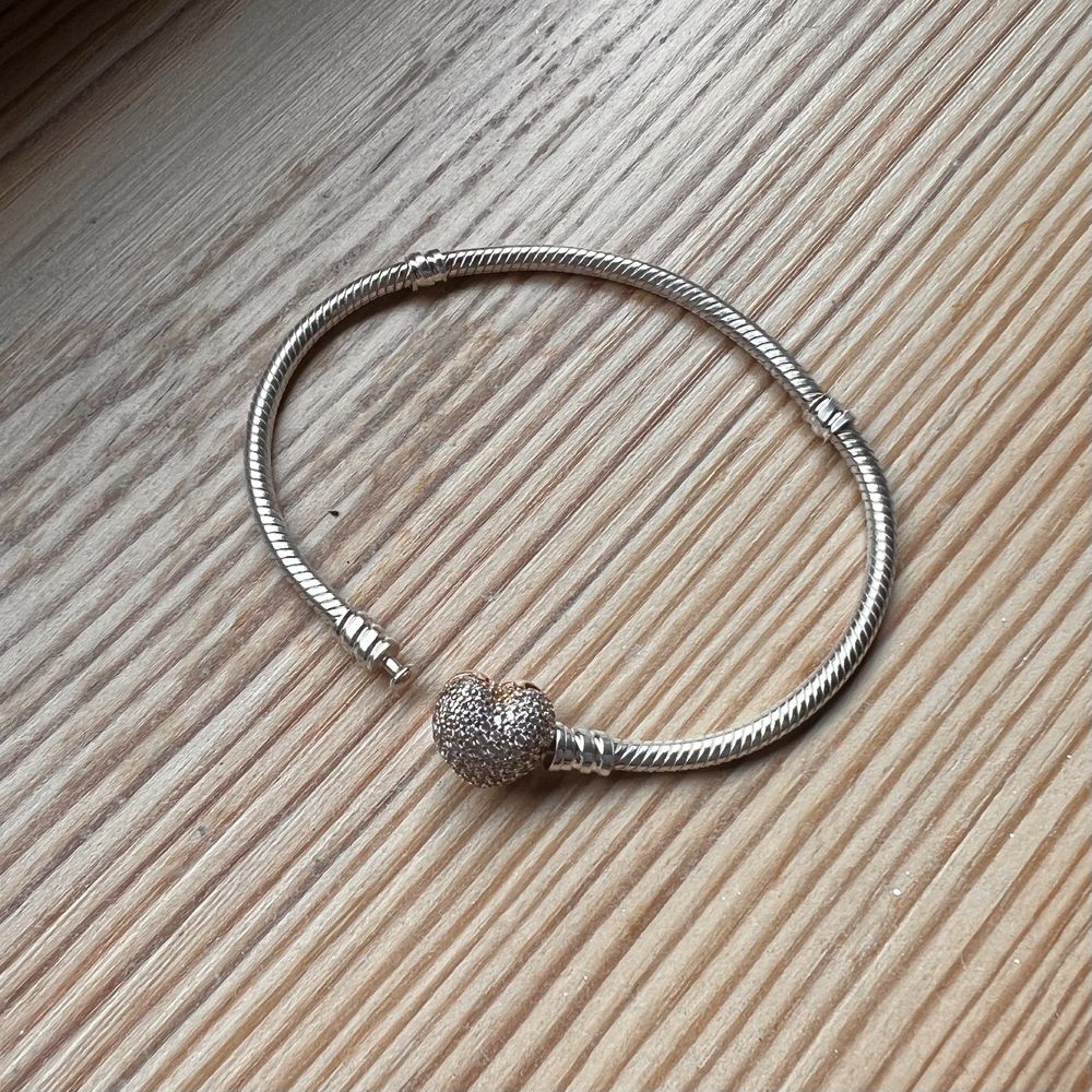 Pandora srebrna bransoletka z zapięciemw kształcie serca rose gold