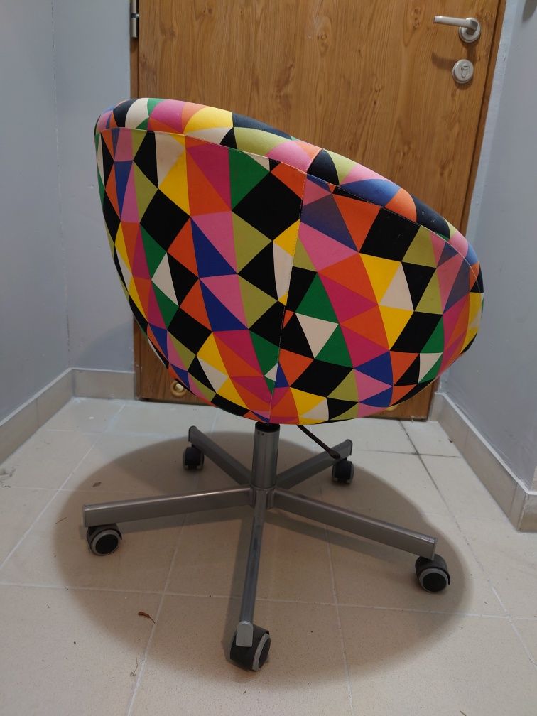 Fotel kolorowy na kółkach